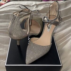Nina Talley Steel Heels with Bow accent. Size 9👡👡